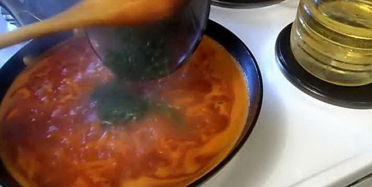 За да готвите черен пипер, накълцайте зелените
