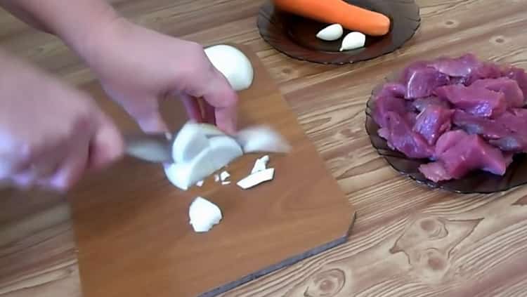 За да направите перлен ечемик с месо, накълцайте лука
