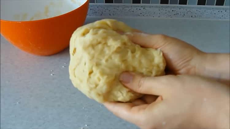 За да приготвите тестото, поставете тестото под филма
