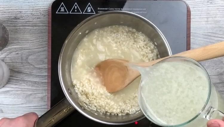 Сварете пилешки бульон, за да направите ризото