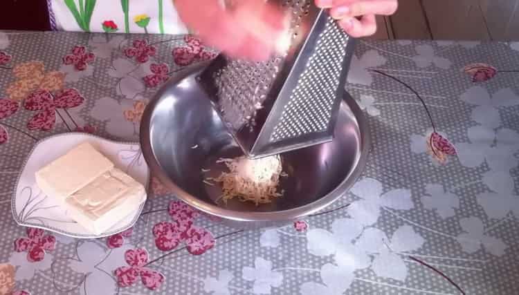 Настържете сирене, за да готвите