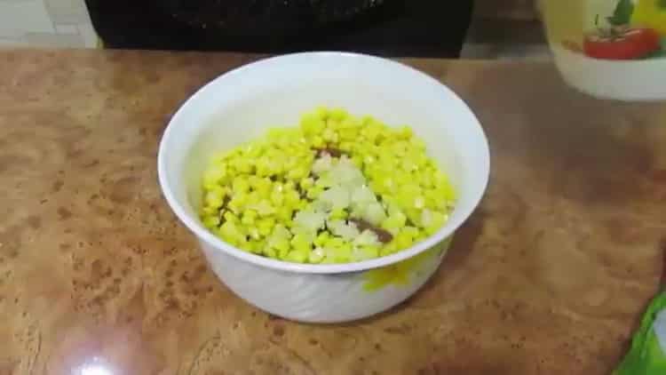За да направите салата, разтрийте чесън