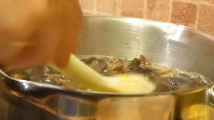 Комбинирайте съставките, за да направите супата.