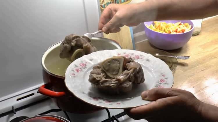 Сварете месото за супата.
