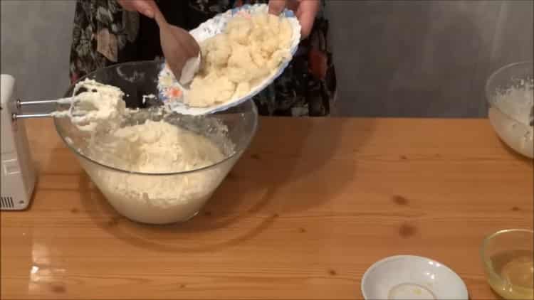 Добавете грис, за да направите пудинг