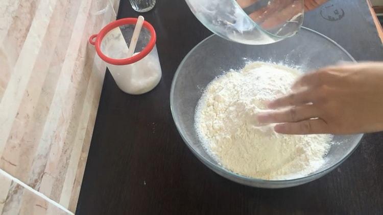 Пресейте брашно, за да направите тесто
