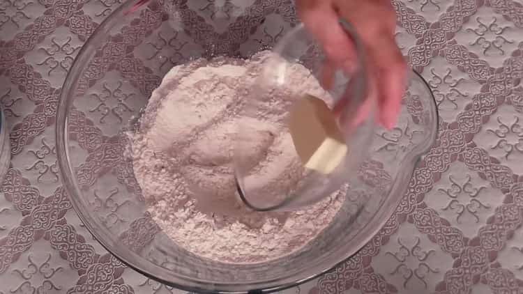 Комбинирайте масло и брашно, за да приготвите тестото.