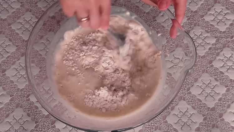 Добавете кефир за приготвяне на тестото