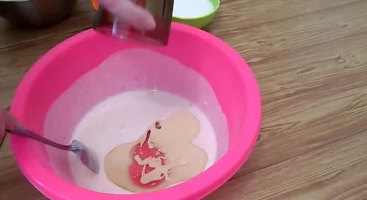 Добавете масло за приготвяне на тестото.