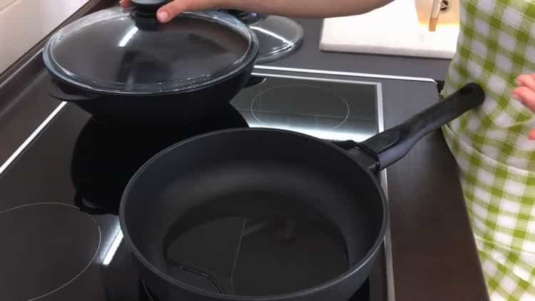 За да готвите кюфтета, загрейте тигана