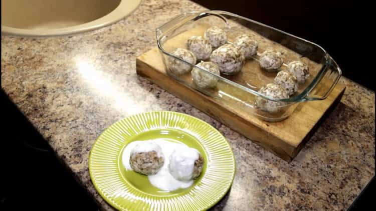 смлени пилешки кюфтета със сос готови