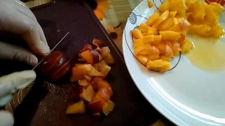 За да направите плодово желе, нарежете сливата