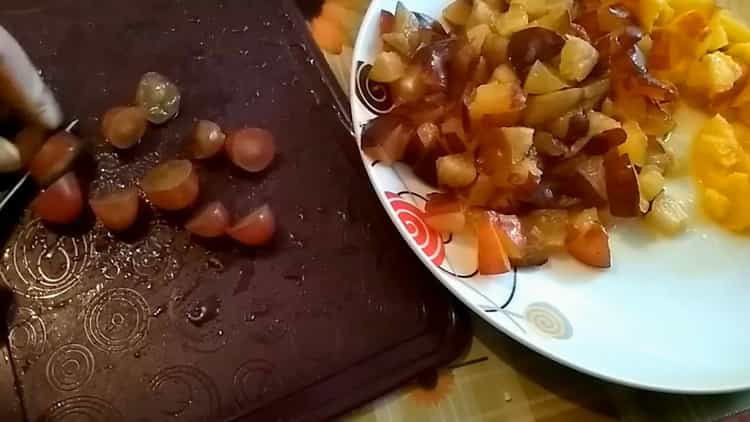 За да направите плодово желе, нарежете гроздето