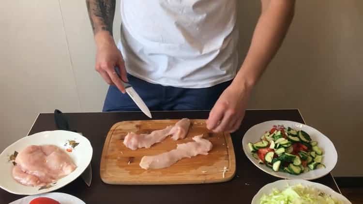 За да направите класическа шаурма, нарежете месото