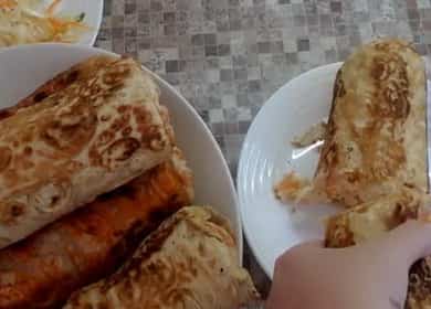 Как да научите как да приготвите вкусна домашна шаурма с пилешко месо в пита