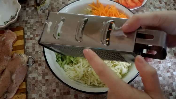 За шаурма, нарежете зеленчуците