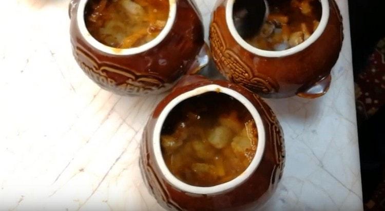 Добавете вода, покрийте съдовете с капаци и изпратете във фурната.