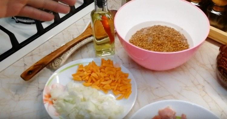 Измиваме елдата и я оставяме във вода, така че да набъбне малко.