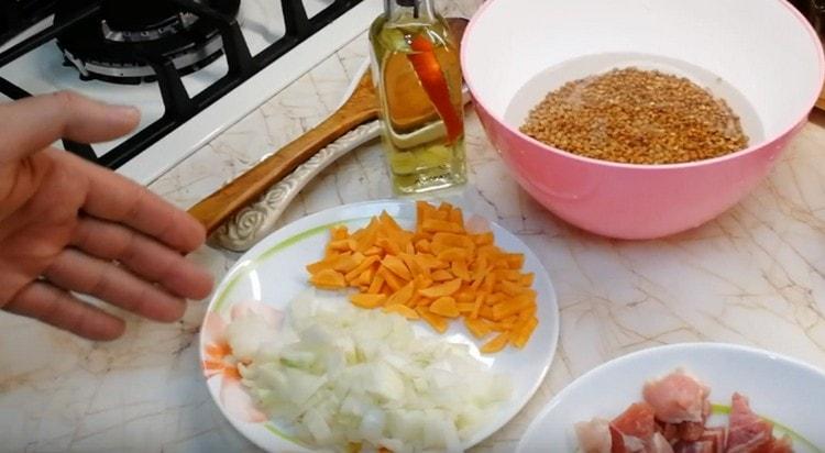 Нарежете лука и морковите.