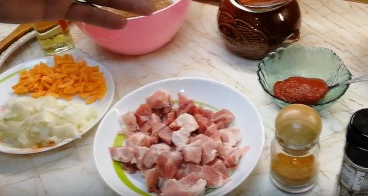 нарежете всяко месо на вкус на парчета.