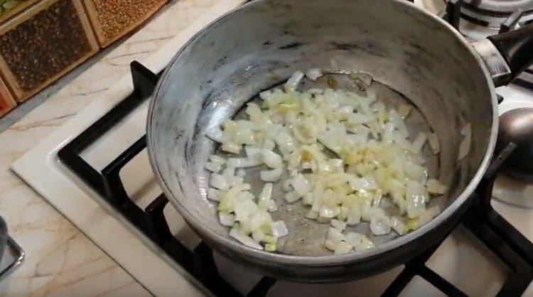 Запържете лука в растително масло.
