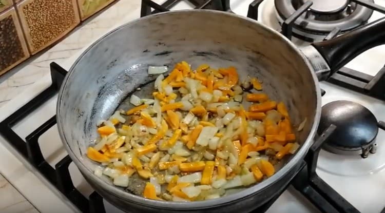 Добавете моркова към лука.
