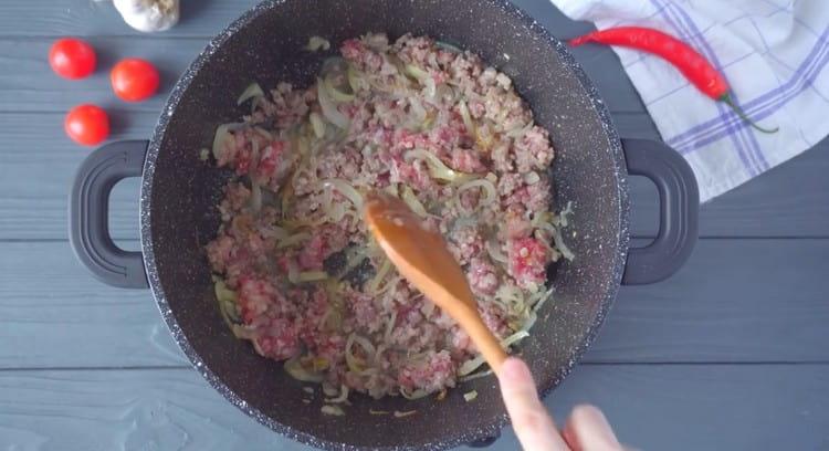 Добавете мляно месо към лука и запържете.