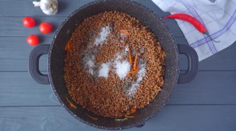 Добавете черен пипер и сол на вкус.