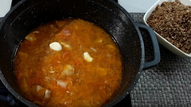 Добавете сол и чесън за аромат.