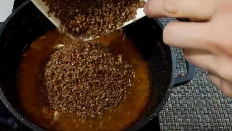 Разпространяваме елда към зеленчуци и свинско месо.