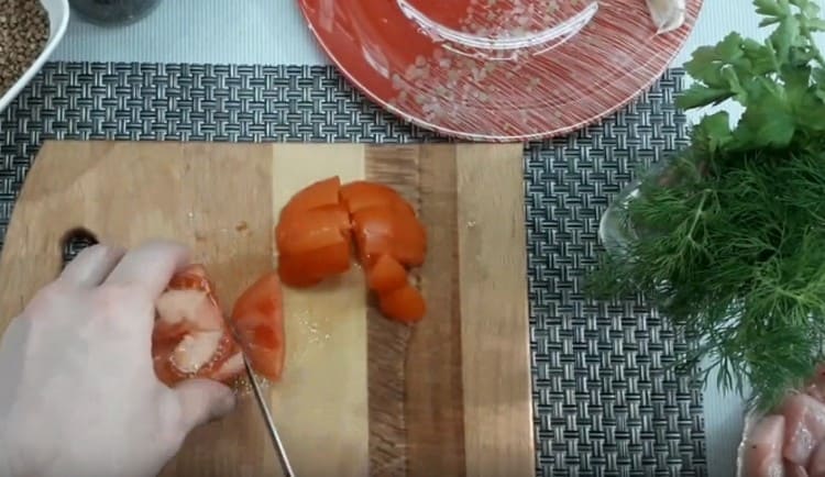 нарежете домата на четвърт кръгчета.