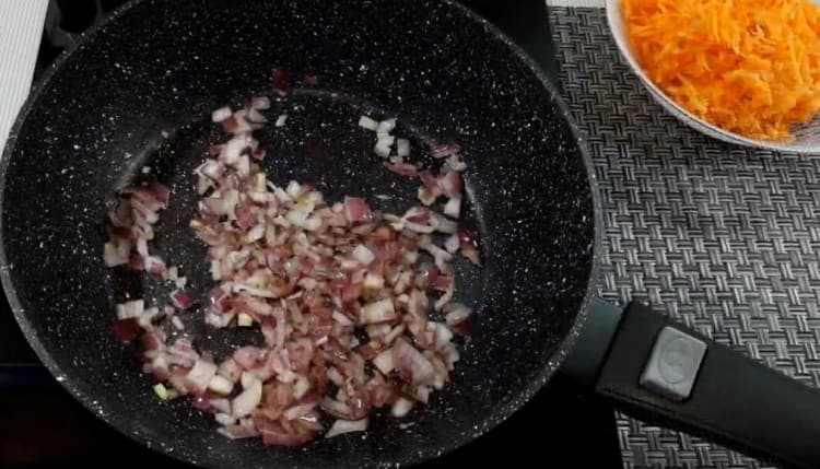 Запържете лука до златисто.