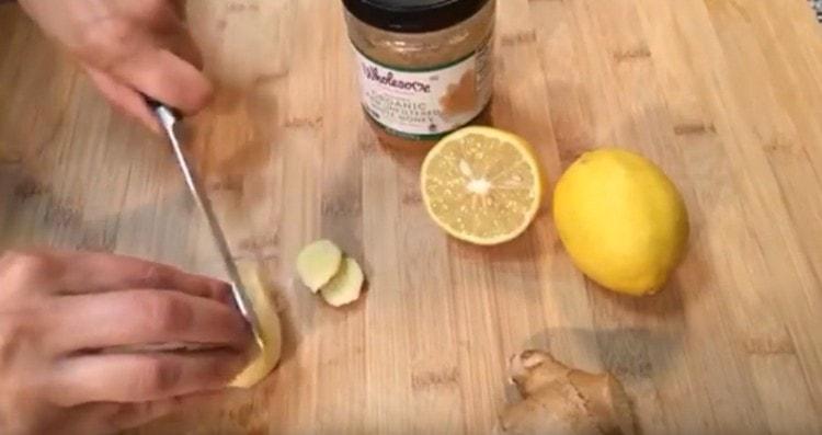 Нарежете корена от джинджифил на филийки.