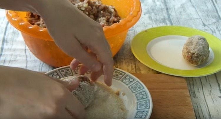 Оформяме котлети и ги оваляме в галета.