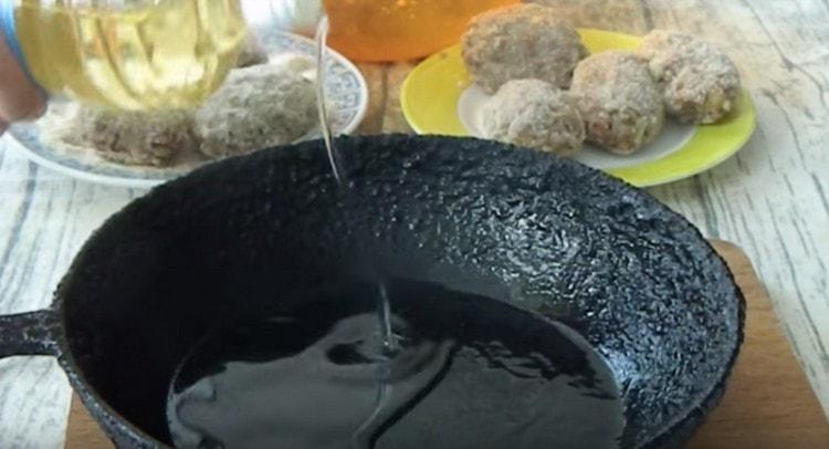 Загряваме растителното масло в тиган.