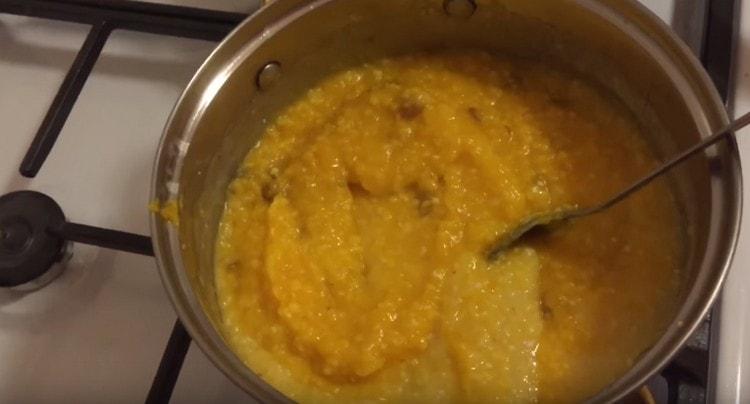 Такава царевична каша с тиква се оказва сладка и много вкусна.
