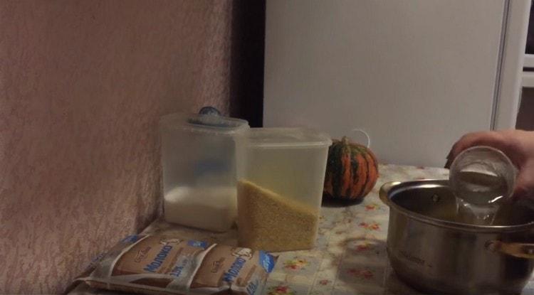 Измиваме царевичните зърна и наливаме вода в тенджера.