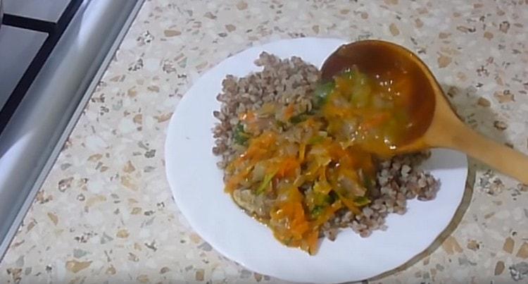 Апетитният сос за елда е готов.