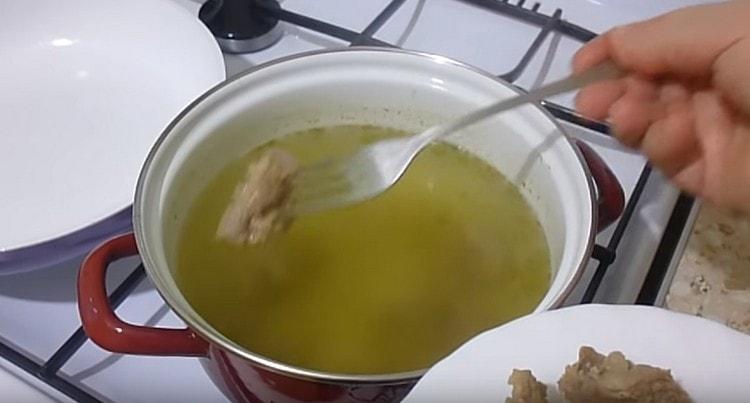 Слагаме готовото месо в чиния.