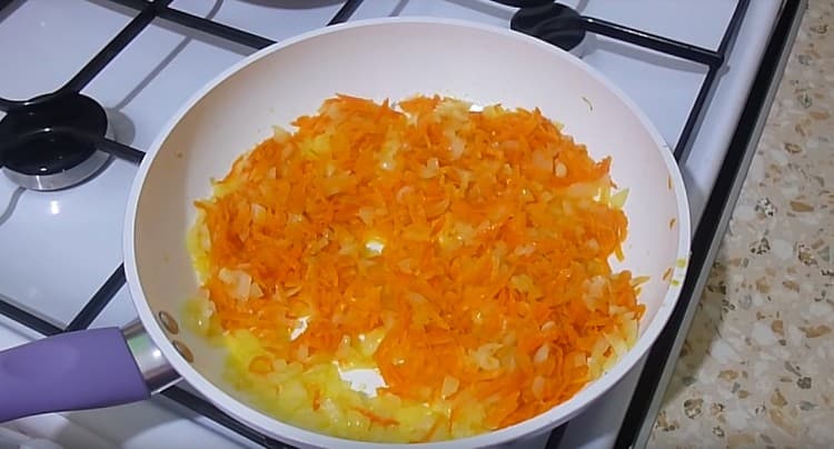 Когато зеленчуците се запържат, смесете ги.
