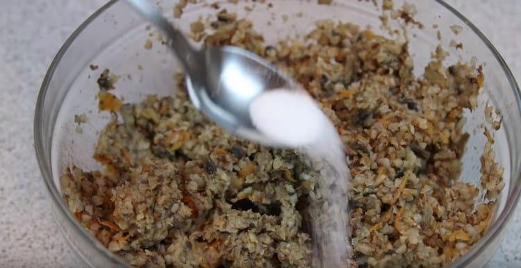 Добавете сол на вкус.