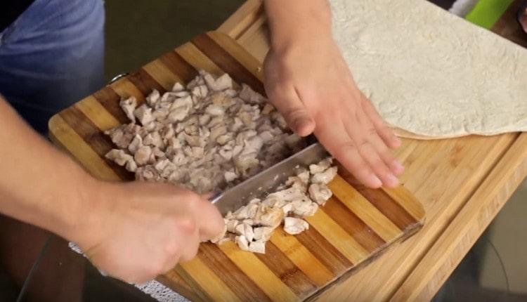 Нарежете пърженото месо на малки парченца.