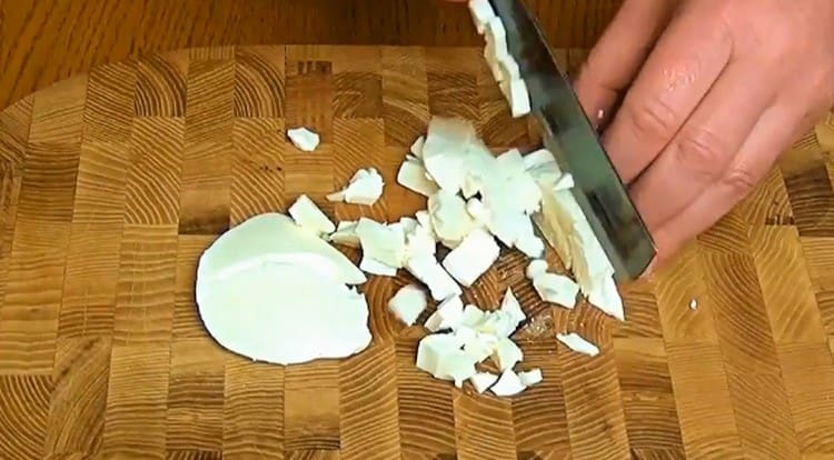 Моцарела нарязана на кубчета.