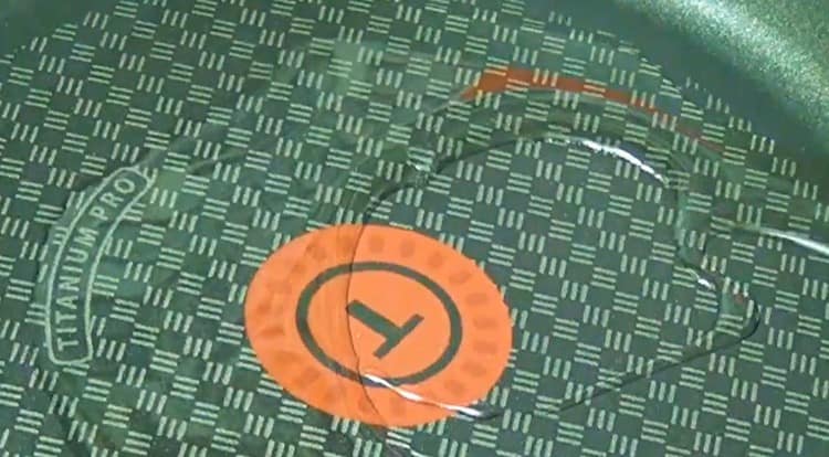 Загрейте олиото в тиган.