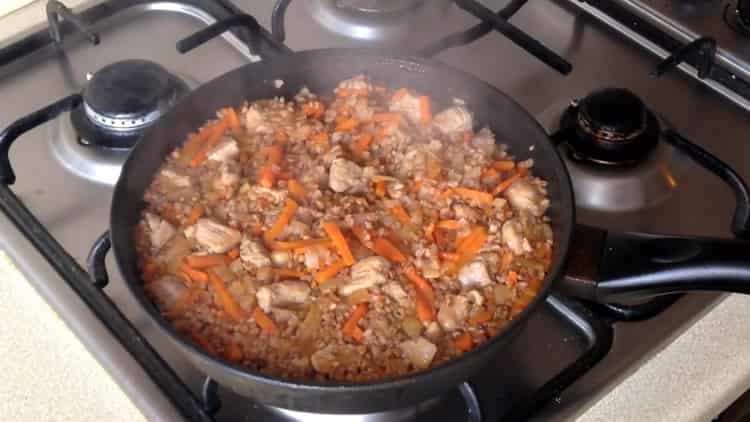 елда с моркови и лук в тиган е готова