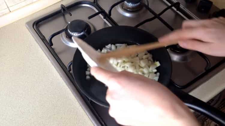 За да готвите, нарязвайте лука