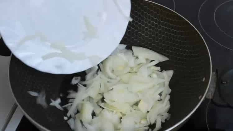 За да готвите, нарязвайте лука