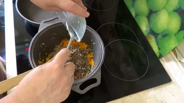 Смесете съставките за готвене.