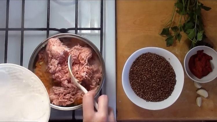За да готвите, запържете каймата