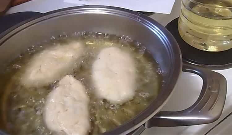 За да направите пайове, пържете пайове